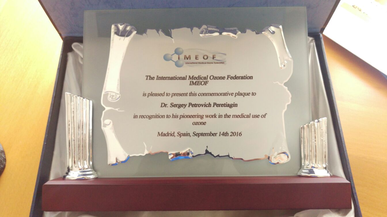 Premio de IMEOF al Dr. Sergey Piretiagin, Presidente de la Asociación Rusa de Ozonoterapia