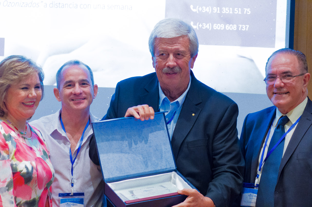 Premio al Dr. Heinz Konrad, padre de la Ozonoterapia en Brasil